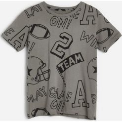 Bawełniany t-shirt ze wzorem -. T-shirty męskie Reserved, bez wzorów, z bawełny, bez kołnierzyka. Za 25,99 zł.