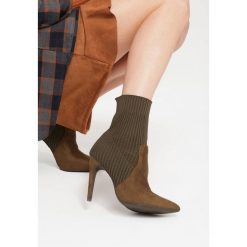 Zielone Botki Girl Like That. Zielone botki damskie vices, na wysokim obcasie, na szpilce, bez zapięcia. Za 109,99 zł.