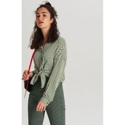 Klasyczna koszula z wiskozy - Khaki. Brązowe koszule damskie Cropp, s, bez wzorów, z wiskozy, klasyczne, z klasycznym kołnierzykiem, bez rękawów. Za 79,99 zł.
