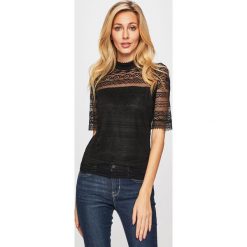 Guess Jeans - Bluzka. Czerwone bluzki damskie Guess Jeans, s, w koronkowe wzory, z elastanu, ze stójką, z krótkim rękawem. W wyprzedaży za 179,90 zł.
