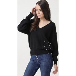 Czarny Sweter Contains. Czarne swetry damskie Born2be, xl, bez wzorów, z dzianiny, z długim rękawem, długie, bez kaptura. Za 89,99 zł.