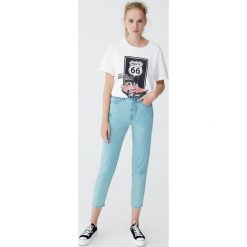Jeansy mom fit basic. Niebieskie jeansy damskie relaxed fit marki Pull&Bear. Za 79,90 zł.
