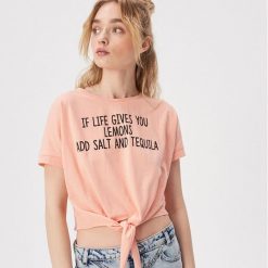 Wiązany t-shirt ze sloganem - Różowy. T-shirty damskie Sinsay. W wyprzedaży za 7,99 zł.