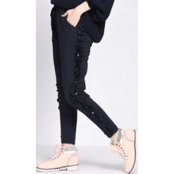 Granatowe Spodnie Dresowe Loosen. Szare spodnie damskie Born2be, s, z dresówki. Za 39,99 zł.
