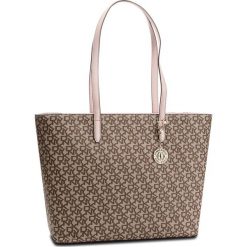 Torebka DKNY - Brayant Lg Tote Carryall R83AJ654 Chino Logo/Ico Bls QIB. Pomarańczowe chinosy damskie DKNY, bez wzorów, ze skóry ekologicznej, eleganckie, bez dodatków. W wyprzedaży za 579,00 zł.