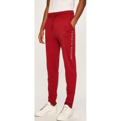 Tommy Hilfiger - Spodnie. Brązowe spodnie męskie TOMMY HILFIGER, na co dzień, s, bez wzorów, z bawełny, casualowe. Za 339,90 zł.