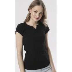 Czarny T-shirt Mayanelle. Czarne bluzki damskie Born2be, s, bez wzorów, bez kołnierzyka. W wyprzedaży za 29,99 zł.