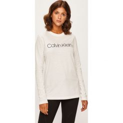Calvin Klein - Longsleeve. Białe bluzki damskie Calvin Klein, s, z nadrukiem, z bawełny, z okrągłym kołnierzem. W wyprzedaży za 179,90 zł.