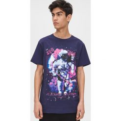 Koszulka z nadrukiem Space - Granatowy. Niebieskie koszulki męskie Cropp, s, z nadrukiem, bez kołnierzyka, bez rękawów. Za 39,99 zł.
