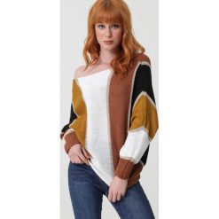 Camelowy Sweter Singara. Brązowe swetry damskie Born2be, s, w paski, wizytowe, bez rękawów, długie, bez kaptura. Za 59,99 zł.