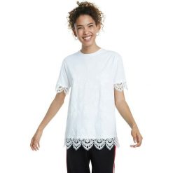Desigual koszulka damska Gante 20SWTKCG M biała. Białe koszulki damskie Desigual, s, w koronkowe wzory, z bawełny. Za 319,00 zł.