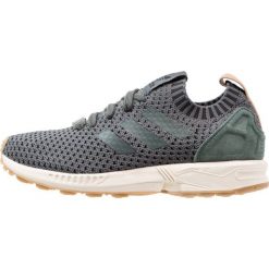 Adidas Originals ZX FLUX PK Tenisówki i Trampki utility ivy. Zielone tenisówki damskie adidas Originals, z materiału. W wyprzedaży za 411,75 zł.