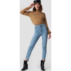 NA-KD Jeansy slim z wysokim stanem - Blue. Niebieskie spodnie z wysokim stanem marki NA-KD, z jeansu. Za 202,95 zł.