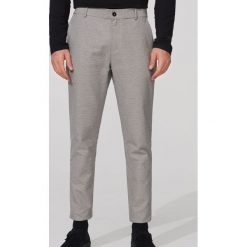 Wzorzyste spodnie chino - Żółty. Żółte spodnie męskie Reserved, m. Za 149,99 zł.