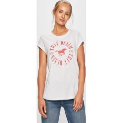 Mustang - T-shirt. Białe bluzki damskie Mustang, s, z nadrukiem, z bawełny, z okrągłym kołnierzem. W wyprzedaży za 29,90 zł.