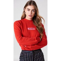 NA-KD Bluza z logo NA-KD - Red. Czerwone długie bluzy damskie marki NA-KD, z bawełny, z długim rękawem. W wyprzedaży za 79,10 zł.