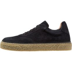 Samsøe & Samsøe FOGO Sneakersy niskie black. Czarne sneakersy męskie marki Samsøe & Samsøe, bez wzorów, ze skóry, bez zapięcia. Za 749,00 zł.