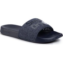 Klapki SUPERDRY - MF300009A Navy/Navy Grit/Optic White 0TG. Niebieskie klapki męskie Superdry, z tworzywa sztucznego, bez zapięcia. Za 129,00 zł.