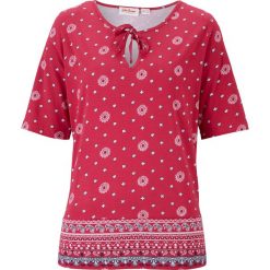 Shirt z nadrukiem, krótki rękaw bonprix jeżynowy wzorzysty. Różowe tuniki damskie bonprix, z nadrukiem, bez kołnierzyka, z krótkim rękawem. Za 42,99 zł.