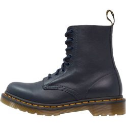 Dr. Martens 1460 PASCAL 8 EYE BOOT Botki sznurowane dress blue. Niebieskie botki damskie skórzane Dr. Martens, na sznurówki. Za 719,00 zł.
