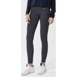 Ciemnoszare Legginsy Kennedi. Szare legginsy sportowe damskie Born2be, s, z aplikacjami, do biegania. Za 49,99 zł.