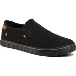 Tenisówki WRANGLER - Odyssey Slip On S WM01041S Black 062. Czarne półbuty męskie Wrangler, bez wzorów, z gumy, bez zapięcia. W wyprzedaży za 159,00 zł.