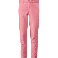 Polo Ralph Lauren Chinosy adirondack berry. Fioletowe chinosy damskie Polo Ralph Lauren, z bawełny. Za 549,00 zł.