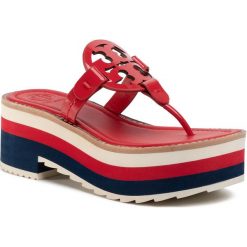 Japonki TORY BURCH - Miller 60Mm Platform Sandal 61737 Brillant Red 612. Czerwone klapki damskie Tory Burch, bez wzorów, ze skóry, bez obcasa, na obcasie. Za 1099,00 zł.