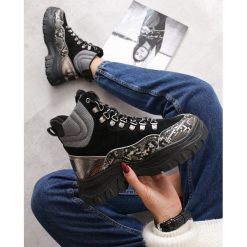 Szare Sneakersy Alternatywka. Czarne sneakersy damskie Born2be. W wyprzedaży za 124,99 zł.
