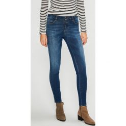 Guess Jeans - Jeansy Sexy Curve. Niebieskie jeansy damskie . W wyprzedaży za 319,90 zł.