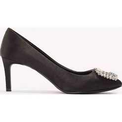 Czółenka: NA-KD Shoes Satynowe czółenka na średnim obcasie, ze zdobieniami – Black