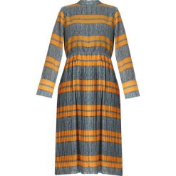 NORR BARBARA DRESS Długa sukienka yellow. Szare długie sukienki damskie marki NORR, m, z poliesteru, z długim rękawem, długie. Za 579,00 zł.