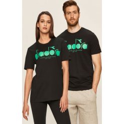 Diadora - T-shirt. Czarne bluzki damskie Diadora, s, z nadrukiem, z bawełny, casualowe, z okrągłym kołnierzem, z krótkim rękawem. W wyprzedaży za 59,90 zł.