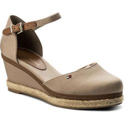 Espadryle TOMMY HILFIGER - Iconic Elba Basic Closed Toe FW0FW02838 Cobblestone 068. Pomarańczowe espadryle damskie TOMMY HILFIGER, bez wzorów, ze skóry, bez obcasa, na obcasie. W wyprzedaży za 279,00 zł.