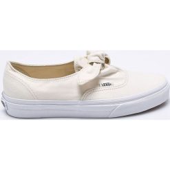 Vans - Tenisówki. Białe trampki i tenisówki damskie marki Vans, z gumy. W wyprzedaży za 249,90 zł.