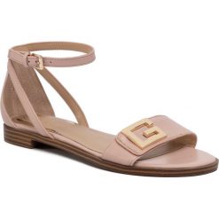 Sandały GUESS - Rashida FL6AIA LEA03 PINK. Różowe klapki damskie Guess, z aplikacjami, ze skóry ekologicznej, bez obcasa, na obcasie. W wyprzedaży za 299,00 zł.