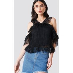 Linn Ahlborg x NA-KD Top z podwójną falbaną - Black. Czarne topy damskie Linn Ahlborg x NA-KD, bez wzorów, z podwójnym kołnierzykiem. W wyprzedaży za 48,78 zł.