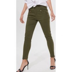 Spodnie typu skinny fit - Khaki. Brązowe spodnie damskie Mohito, bez wzorów. Za 119,99 zł.