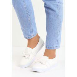 Białe Slip On Solo Dance. Białe tenisówki damskie Born2be, z materiału. Za 29,99 zł.