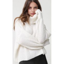 Biały Golf Whitlam. Białe swetry damskie Born2be, uniwersalny, w prążki, z dzianiny, długie. Za 199,99 zł.