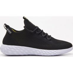 Niskie sneakersy Razor - Czarny. Czarne sneakersy męskie Cropp, bez zapięcia. Za 139,99 zł.