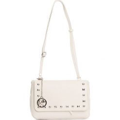 Torebki klasyczne damskie: Skórzana torebka w kolorze kremowym – 22 x 15 x 2 cm