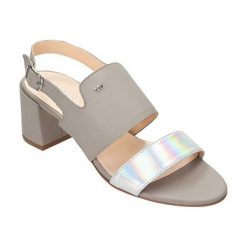 Skórzane sandały w kolorze szarym. Sandały damskie Clarks, Wojas. W wyprzedaży za 189,95 zł.