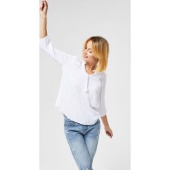 Romantyczna koszula z koronkową wstawką. Białe koszule damskie Moodo, s, bez wzorów, z wiskozy, bez kołnierzyka, z długim rękawem. Za 49,99 zł.