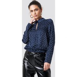 NA-KD Top w kropki z rozcięciem - Blue. Niebieskie topy damskie NA-KD, bez wzorów, z tkaniny, bez kołnierzyka. Za 60,95 zł.