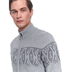 Gruby kardigan ze strukturalną wstawką. Szare swetry męskie Top Secret, na zimę, s, z aplikacjami, eleganckie, bez kołnierzyka, bez kaptura. W wyprzedaży za 69,99 zł.