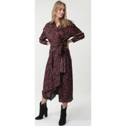 Czarna Sukienka Tyra. Czarne sukienki damskie Born2be, na imprezę, s, bez wzorów, klasyczne, z kontrastowym kołnierzykiem, bez rękawów, długie, asymetryczne. Za 189,99 zł.
