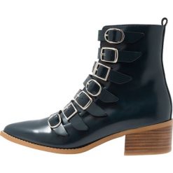 E8 BY MIISTA TUVA Botki kowbojki i motocyklowe teal florentique. Zielone botki damskie marki E8 BY MIISTA, ze skóry ekologicznej, bez obcasa, bez zapięcia. Za 739,00 zł.