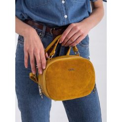 MAŁA TOREBKA DAMSKA LISTONOSZKA KUFEREK SKÓRA. Żółte kuferki damskie ROVICKY, w paski, z jeansu, eleganckie, na ramię, małe, bez dodatków. Za 349,90 zł.