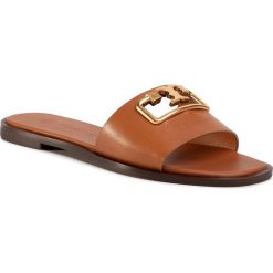 Klapki TORY BURCH - Selby Slide 63527 Ambra 905. Pomarańczowe klapki damskie Tory Burch, z aplikacjami, ze skóry, bez obcasa, na obcasie. Za 1219,00 zł.